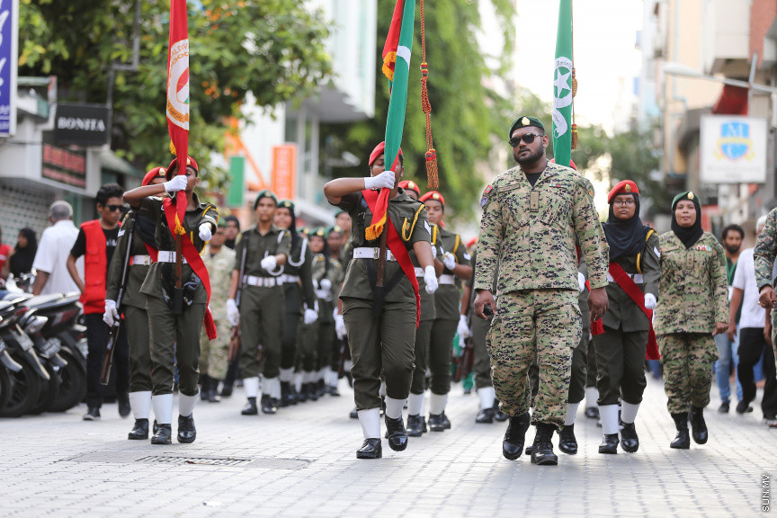 ޖުލައި 29، 2018: މިނިވަން ދުވަހުގެ މުނާސަބަތުގައި އެމްއެންޑީއެފް އާއި ސްކޫލުތަށް ގުޅިގެން މާލޭގައި ބޭއްވި ޕެރޭޑުގެ ތެރެއިން -- ސަން ފޮޓޯ/ ފަޔާޒު މޫސާ