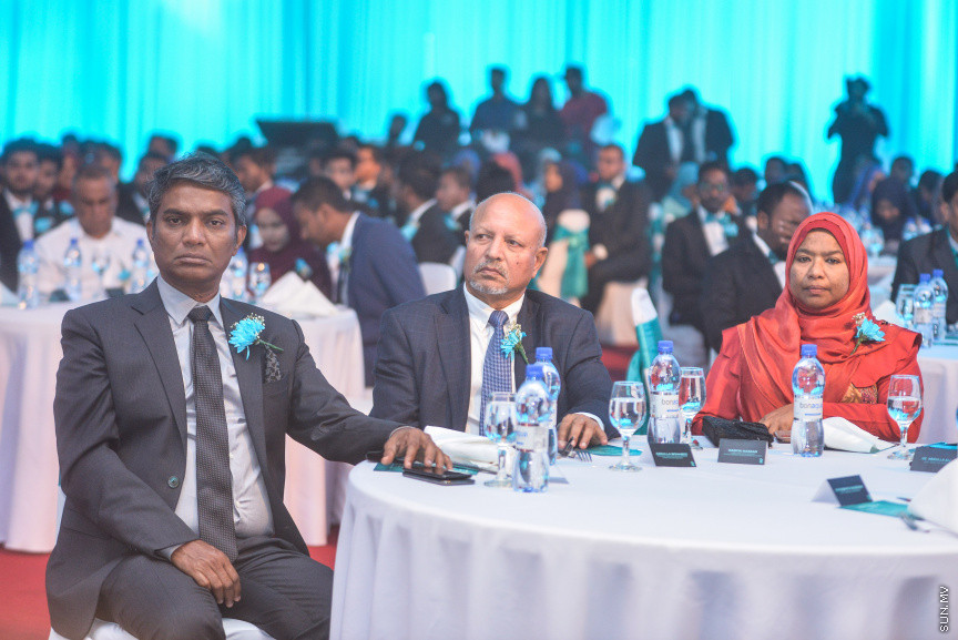 އޮގަސްޓް 3، 2018: ޓެކްސް ނެގުމާ ބެހޭ ގާނޫނާއި ގަވާއިދުތަކާ އެއްގޮތަށް މިދިޔަ އަހަރުގެ ތެރޭގައި ގަވާއިދުން ޓެކްސް ދެއްކި 17 ކުންފުންޏަކަށް "ރަން ލާރި އެވޯޑު" ހަވާލުކުރުމަށް ދަރުބާރުގޭގައި ބޭއްވި ރަސްމިއްޔާތުގެ ތެރެއިން -- ސަން ފޮޓޯ/ ފަޔާޒު މޫސާ 