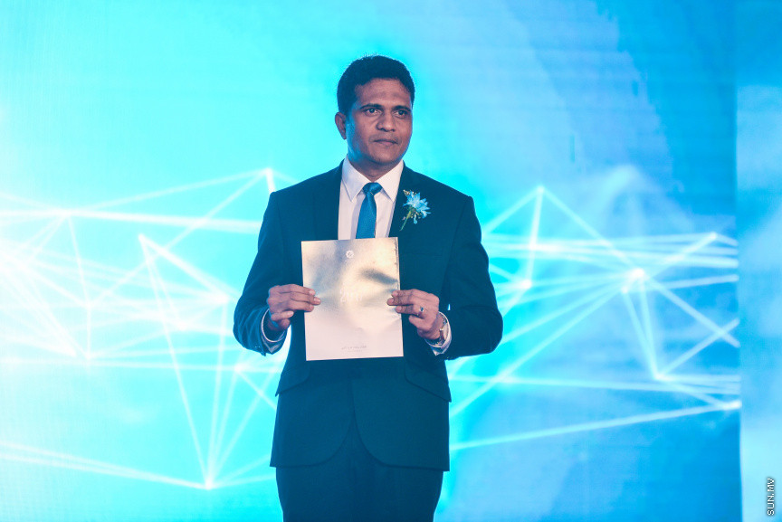 އޮގަސްޓް 3، 2018: ޓެކްސް ނެގުމާ ބެހޭ ގާނޫނާއި ގަވާއިދުތަކާ އެއްގޮތަށް މިދިޔަ އަހަރުގެ ތެރޭގައި ގަވާއިދުން ޓެކްސް ދެއްކި 17 ކުންފުންޏަކަށް "ރަން ލާރި އެވޯޑު" ހަވާލުކުރުމަށް ދަރުބާރުގޭގައި ބޭއްވި ރަސްމިއްޔާތުގެ ތެރެއިން -- ސަން ފޮޓޯ/ ފަޔާޒު މޫސާ 