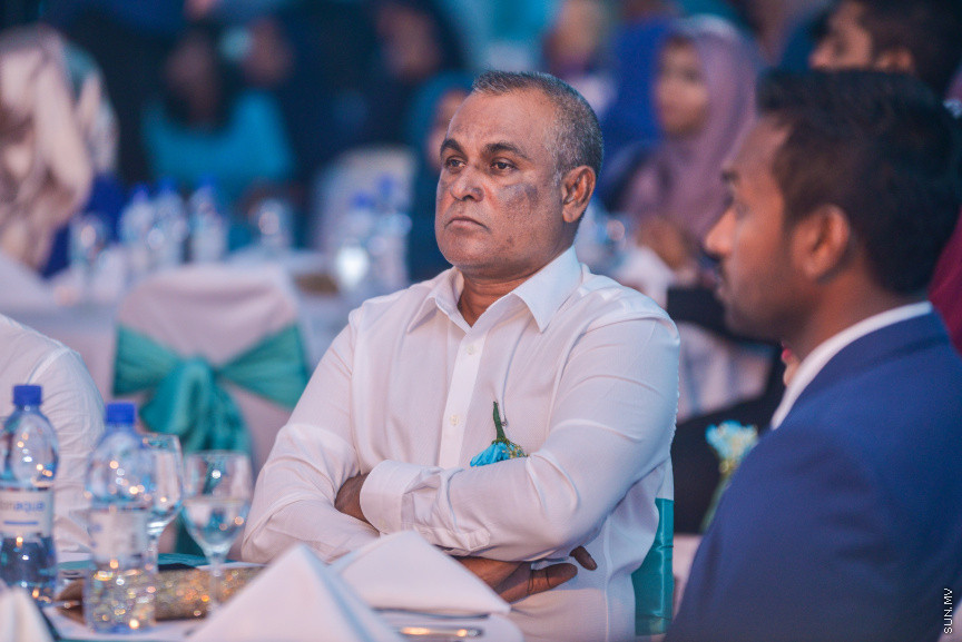 އޮގަސްޓް 3، 2018: ޓެކްސް ނެގުމާ ބެހޭ ގާނޫނާއި ގަވާއިދުތަކާ އެއްގޮތަށް މިދިޔަ އަހަރުގެ ތެރޭގައި ގަވާއިދުން ޓެކްސް ދެއްކި 17 ކުންފުންޏަކަށް "ރަން ލާރި އެވޯޑު" ހަވާލުކުރުމަށް ދަރުބާރުގޭގައި ބޭއްވި ރަސްމިއްޔާތުގެ ތެރެއިން -- ސަން ފޮޓޯ/ ފަޔާޒު މޫސާ 