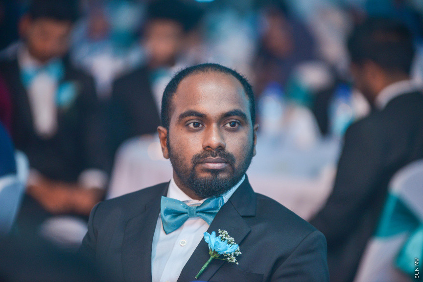 އޮގަސްޓް 3، 2018: ޓެކްސް ނެގުމާ ބެހޭ ގާނޫނާއި ގަވާއިދުތަކާ އެއްގޮތަށް މިދިޔަ އަހަރުގެ ތެރޭގައި ގަވާއިދުން ޓެކްސް ދެއްކި 17 ކުންފުންޏަކަށް "ރަން ލާރި އެވޯޑު" ހަވާލުކުރުމަށް ދަރުބާރުގޭގައި ބޭއްވި ރަސްމިއްޔާތުގެ ތެރެއިން -- ސަން ފޮޓޯ/ ފަޔާޒު މޫސާ 