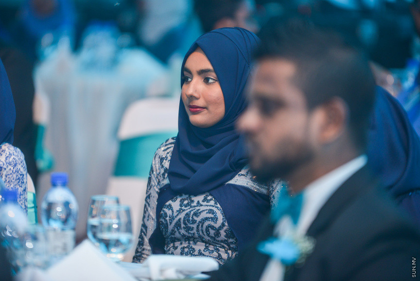 އޮގަސްޓް 3، 2018: ޓެކްސް ނެގުމާ ބެހޭ ގާނޫނާއި ގަވާއިދުތަކާ އެއްގޮތަށް މިދިޔަ އަހަރުގެ ތެރޭގައި ގަވާއިދުން ޓެކްސް ދެއްކި 17 ކުންފުންޏަކަށް "ރަން ލާރި އެވޯޑު" ހަވާލުކުރުމަށް ދަރުބާރުގޭގައި ބޭއްވި ރަސްމިއްޔާތުގެ ތެރެއިން -- ސަން ފޮޓޯ/ ފަޔާޒު މޫސާ 