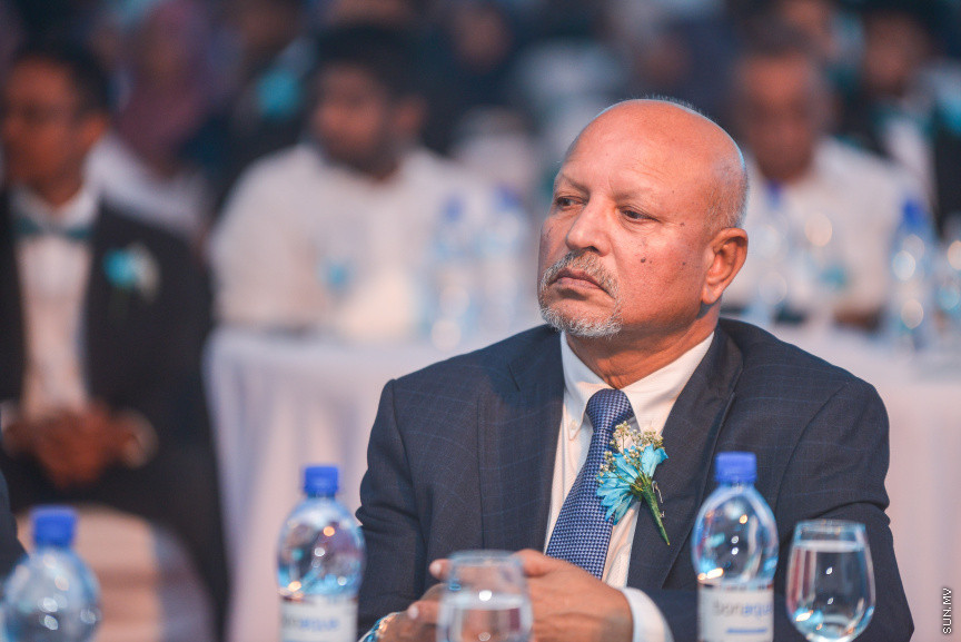 އޮގަސްޓް 3، 2018: ޓެކްސް ނެގުމާ ބެހޭ ގާނޫނާއި ގަވާއިދުތަކާ އެއްގޮތަށް މިދިޔަ އަހަރުގެ ތެރޭގައި ގަވާއިދުން ޓެކްސް ދެއްކި 17 ކުންފުންޏަކަށް "ރަން ލާރި އެވޯޑު" ހަވާލުކުރުމަށް ދަރުބާރުގޭގައި ބޭއްވި ރަސްމިއްޔާތުގެ ތެރެއިން -- ސަން ފޮޓޯ/ ފަޔާޒު މޫސާ 
