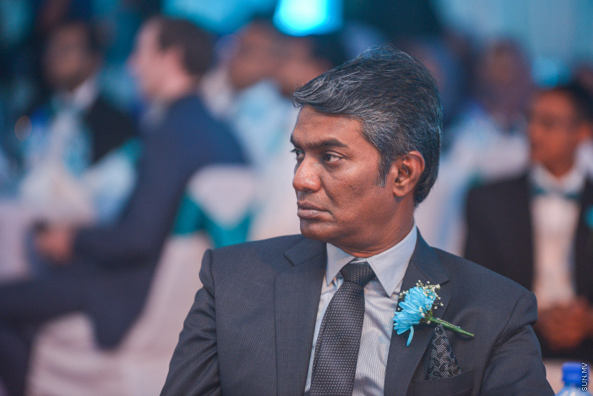އޮގަސްޓް 3، 2018: ޓެކްސް ނެގުމާ ބެހޭ ގާނޫނާއި ގަވާއިދުތަކާ އެއްގޮތަށް މިދިޔަ އަހަރުގެ ތެރޭގައި ގަވާއިދުން ޓެކްސް ދެއްކި 17 ކުންފުންޏަކަށް "ރަން ލާރި އެވޯޑު" ހަވާލުކުރުމަށް ދަރުބާރުގޭގައި ބޭއްވި ރަސްމިއްޔާތުގެ ތެރެއިން -- ސަން ފޮޓޯ/ ފަޔާޒު މޫސާ 