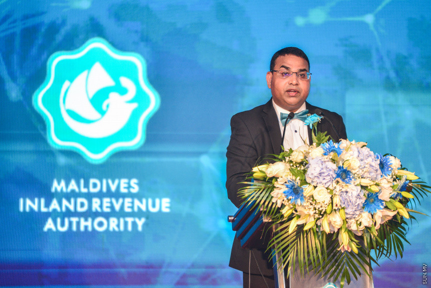އޮގަސްޓް 3، 2018: ޓެކްސް ނެގުމާ ބެހޭ ގާނޫނާއި ގަވާއިދުތަކާ އެއްގޮތަށް މިދިޔަ އަހަރުގެ ތެރޭގައި ގަވާއިދުން ޓެކްސް ދެއްކި 17 ކުންފުންޏަކަށް "ރަން ލާރި އެވޯޑު" ހަވާލުކުރުމަށް ދަރުބާރުގޭގައި ބޭއްވި ރަސްމިއްޔާތުގެ ތެރެއިން -- ސަން ފޮޓޯ/ ފަޔާޒު މޫސާ 
