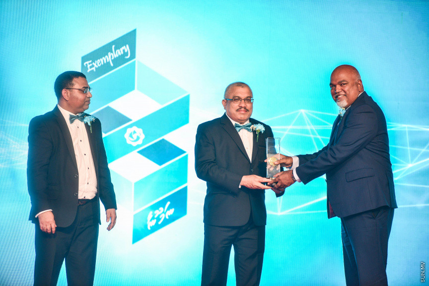 އޮގަސްޓް 3، 2018: ޓެކްސް ނެގުމާ ބެހޭ ގާނޫނާއި ގަވާއިދުތަކާ އެއްގޮތަށް މިދިޔަ އަހަރުގެ ތެރޭގައި ގަވާއިދުން ޓެކްސް ދެއްކި 17 ކުންފުންޏަކަށް "ރަން ލާރި އެވޯޑު" ހަވާލުކުރުމަށް ދަރުބާރުގޭގައި ބޭއްވި ރަސްމިއްޔާތުގެ ތެރެއިން -- ސަން ފޮޓޯ/ ފަޔާޒު މޫސާ 