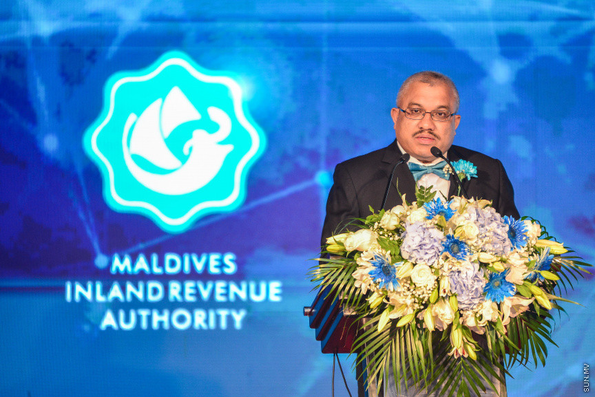 އޮގަސްޓް 3، 2018: ޓެކްސް ނެގުމާ ބެހޭ ގާނޫނާއި ގަވާއިދުތަކާ އެއްގޮތަށް މިދިޔަ އަހަރުގެ ތެރޭގައި ގަވާއިދުން ޓެކްސް ދެއްކި 17 ކުންފުންޏަކަށް "ރަން ލާރި އެވޯޑު" ހަވާލުކުރުމަށް ދަރުބާރުގޭގައި ބޭއްވި ރަސްމިއްޔާތުގެ ތެރެއިން -- ސަން ފޮޓޯ/ ފަޔާޒު މޫސާ 