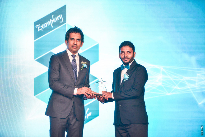 އޮގަސްޓް 3، 2018: ޓެކްސް ނެގުމާ ބެހޭ ގާނޫނާއި ގަވާއިދުތަކާ އެއްގޮތަށް މިދިޔަ އަހަރުގެ ތެރޭގައި ގަވާއިދުން ޓެކްސް ދެއްކި 17 ކުންފުންޏަކަށް "ރަން ލާރި އެވޯޑު" ހަވާލުކުރުމަށް ދަރުބާރުގޭގައި ބޭއްވި ރަސްމިއްޔާތުގެ ތެރެއިން -- ސަން ފޮޓޯ/ ފަޔާޒު މޫސާ 