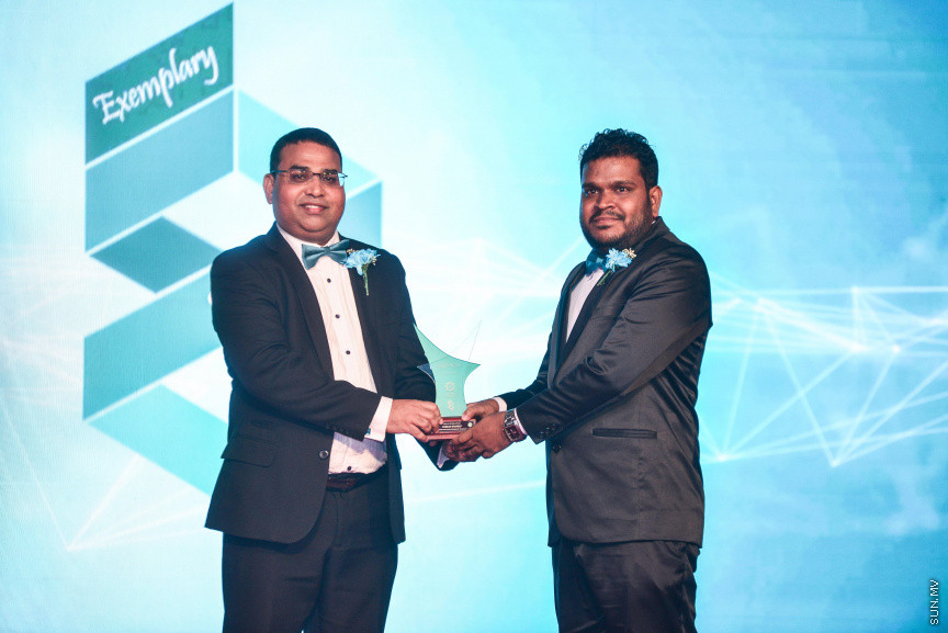 އޮގަސްޓް 3، 2018: ޓެކްސް ނެގުމާ ބެހޭ ގާނޫނާއި ގަވާއިދުތަކާ އެއްގޮތަށް މިދިޔަ އަހަރުގެ ތެރޭގައި ގަވާއިދުން ޓެކްސް ދެއްކި 17 ކުންފުންޏަކަށް "ރަން ލާރި އެވޯޑު" ހަވާލުކުރުމަށް ދަރުބާރުގޭގައި ބޭއްވި ރަސްމިއްޔާތުގެ ތެރެއިން -- ސަން ފޮޓޯ/ ފަޔާޒު މޫސާ 