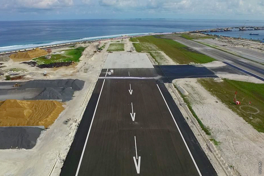 ވެލާނާ އިންޓަނޭޝަނަލް އެއާޕޯޓު ތަރައްގީ ކުރުމަށް ހިންގާ އެއް ބިލިއަން ޑޮލަރުގެ ބިޔަ މަޝްރޫގެ އެންމެ ފަހުގެ މަސައްކަތްތައް: ރަންވޭގެ މަސައްކަތް ނިންމާ އަންނަ މަހު ޓެސްޓު ފްލައިޓުތައް ޖައްސާނެ -- ސަން ފޮޓޯ/ އެމްއޭސީއެލް