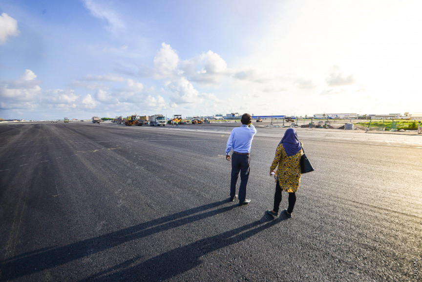 ވެލާނާ އިންޓަނޭޝަނަލް އެއާޕޯޓު ތަރައްގީ ކުރުމަށް ހިންގާ އެއް ބިލިއަން ޑޮލަރުގެ ބިޔަ މަޝްރޫގެ އެންމެ ފަހުގެ މަސައްކަތްތައް: ރަންވޭގެ މަސައްކަތް ނިންމާ އަންނަ މަހު ޓެސްޓު ފްލައިޓުތައް ޖައްސާނެ -- ސަން ފޮޓޯ/ ފަޔާޒު މޫސާ