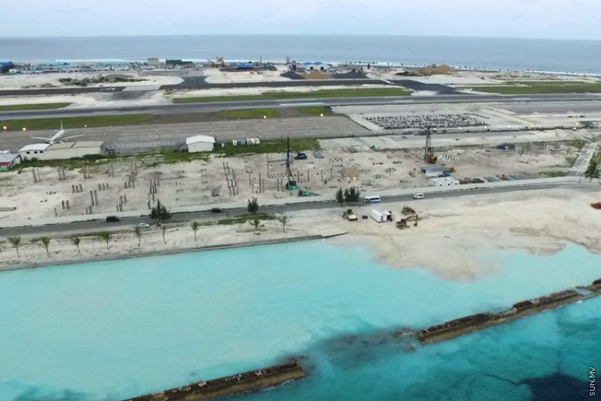 ވެލާނާ އިންޓަނޭޝަނަލް އެއާޕޯޓު ތަރައްގީ ކުރުމަށް ހިންގާ އެއް ބިލިއަން ޑޮލަރުގެ ބިޔަ މަޝްރޫގެ އެންމެ ފަހުގެ މަސައްކަތްތައް: ރަންވޭގެ މަސައްކަތް ނިންމާ އަންނަ މަހު ޓެސްޓު ފްލައިޓުތައް ޖައްސާނެ -- ސަން ފޮޓޯ/ އެމްއޭސީއެލް