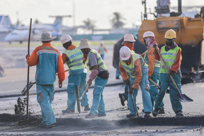 ވެލާނާ އިންޓަނޭޝަނަލް އެއާޕޯޓު ތަރައްގީ ކުރުމަށް ހިންގާ އެއް ބިލިއަން ޑޮލަރުގެ ބިޔަ މަޝްރޫގެ އެންމެ ފަހުގެ މަސައްކަތްތައް: ރަންވޭގެ މަސައްކަތް ނިންމާ އަންނަ މަހު ޓެސްޓު ފްލައިޓުތައް ޖައްސާނެ -- ސަން ފޮޓޯ/ ފަޔާޒު މޫސާ