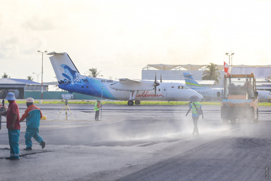 ވެލާނާ އިންޓަނޭޝަނަލް އެއާޕޯޓު ތަރައްގީ ކުރުމަށް ހިންގާ އެއް ބިލިއަން ޑޮލަރުގެ ބިޔަ މަޝްރޫގެ އެންމެ ފަހުގެ މަސައްކަތްތައް: ރަންވޭގެ މަސައްކަތް ނިންމާ އަންނަ މަހު ޓެސްޓު ފްލައިޓުތައް ޖައްސާނެ -- ސަން ފޮޓޯ/ ފަޔާޒު މޫސާ