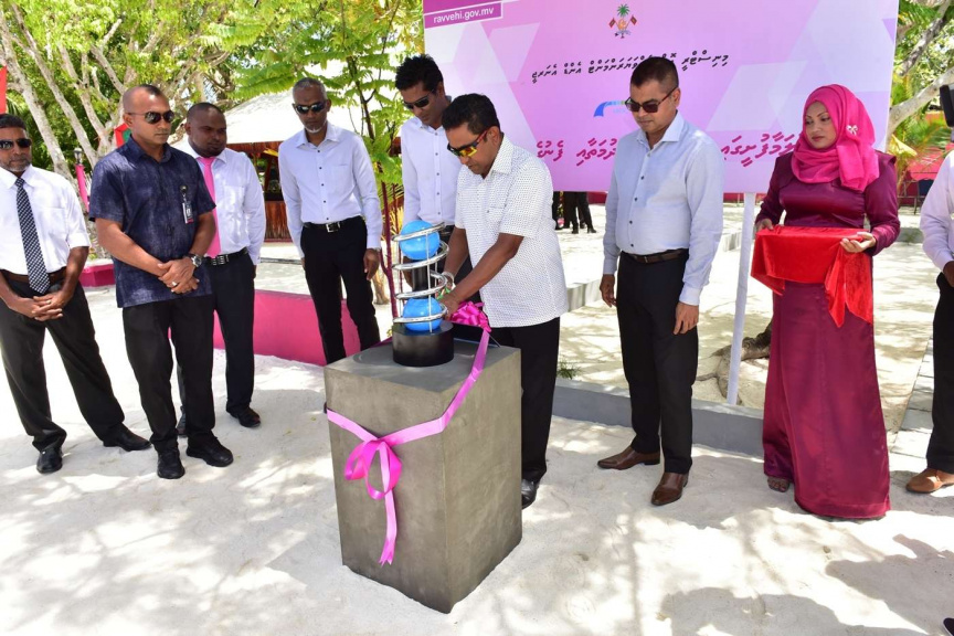 އޮގަސްޓް 8، 2018: ރައީސް ޔާމީން ގއ. ކޮލަމާފުށީގައި ޤާއިމްކޮށްފައިވާ ފެނާއި ނަރުދަމާގެ ޚިދުމަތް ރަސްމީކޮށް ފައްޓަވައިދެއްވުން -- ފޮޓޯ/ ރައީސް އޮފީސް