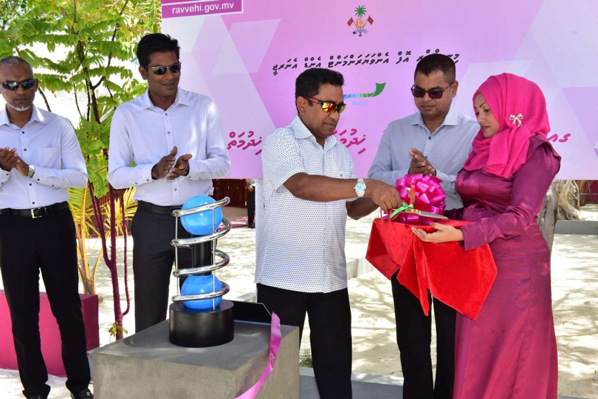 އޮގަސްޓް 8، 2018: ރައީސް ޔާމީން ގއ. ކޮލަމާފުށީގައި ޤާއިމްކޮށްފައިވާ ފެނާއި ނަރުދަމާގެ ޚިދުމަތް ރަސްމީކޮށް ފައްޓަވައިދެއްވުން -- ފޮޓޯ/ ރައީސް އޮފީސް