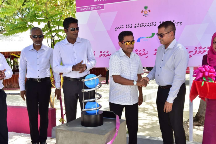އޮގަސްޓް 8، 2018: ރައީސް ޔާމީން ގއ. ކޮލަމާފުށީގައި ޤާއިމްކޮށްފައިވާ ފެނާއި ނަރުދަމާގެ ޚިދުމަތް ރަސްމީކޮށް ފައްޓަވައިދެއްވުން -- ފޮޓޯ/ ރައީސް އޮފީސް