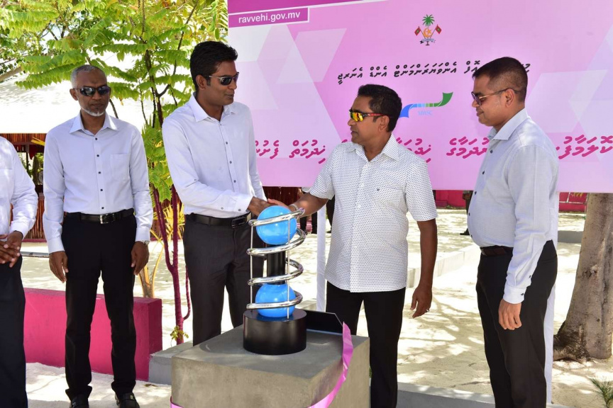 އޮގަސްޓް 8، 2018: ރައީސް ޔާމީން ގއ. ކޮލަމާފުށީގައި ޤާއިމްކޮށްފައިވާ ފެނާއި ނަރުދަމާގެ ޚިދުމަތް ރަސްމީކޮށް ފައްޓަވައިދެއްވުން -- ފޮޓޯ/ ރައީސް އޮފީސް