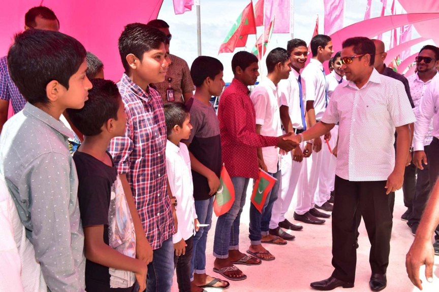 އޮގަސްޓް 8، 2018: ރައީސް ޔާމީން ގއ. ކޮލަމާފުށީގައި ޤާއިމްކޮށްފައިވާ ފެނާއި ނަރުދަމާގެ ޚިދުމަތް ރަސްމީކޮށް ފައްޓަވައިދެއްވުން -- ފޮޓޯ/ ރައީސް އޮފީސް