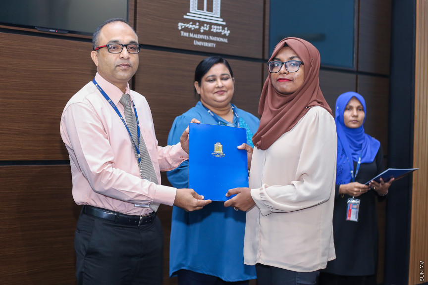 އޮގަސްޓް 16، 2018: އެމްއެންޔޫ ގައި މި އަހަރުގެ ދެވަނަ ސެމިސްޓާ ފެށުމުގެ ކުރިން ހުޅުވާލި ސްކޮލަޝިޕްތަކަށް ކުރިމަތިލި ދަރިވަރުންގެ ތެރެއިން، 21 ދަރިވަރަކަށް ސްކޮލަޝިޕްތައް ހަވާލުކުރުން -- ސަން ފޮޓޯ/ ފަޔާޒު މޫސާ