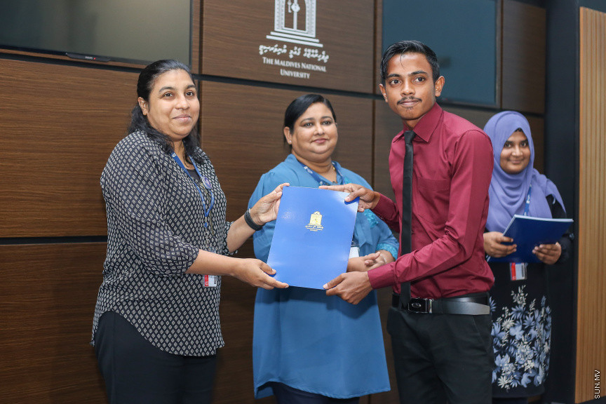 އޮގަސްޓް 16، 2018: އެމްއެންޔޫ ގައި މި އަހަރުގެ ދެވަނަ ސެމިސްޓާ ފެށުމުގެ ކުރިން ހުޅުވާލި ސްކޮލަޝިޕްތަކަށް ކުރިމަތިލި ދަރިވަރުންގެ ތެރެއިން، 21 ދަރިވަރަކަށް ސްކޮލަޝިޕްތައް ހަވާލުކުރުން -- ސަން ފޮޓޯ/ ފަޔާޒު މޫސާ
