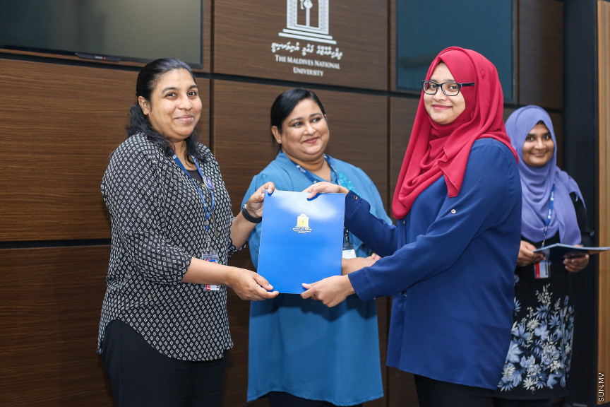 އޮގަސްޓް 16، 2018: އެމްއެންޔޫ ގައި މި އަހަރުގެ ދެވަނަ ސެމިސްޓާ ފެށުމުގެ ކުރިން ހުޅުވާލި ސްކޮލަޝިޕްތަކަށް ކުރިމަތިލި ދަރިވަރުންގެ ތެރެއިން، 21 ދަރިވަރަކަށް ސްކޮލަޝިޕްތައް ހަވާލުކުރުން -- ސަން ފޮޓޯ/ ފަޔާޒު މޫސާ