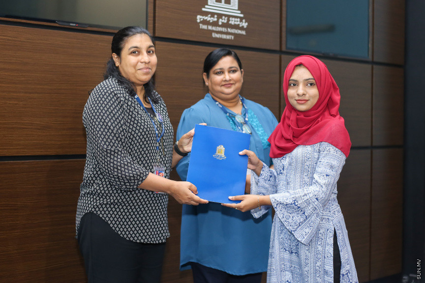 އޮގަސްޓް 16، 2018: އެމްއެންޔޫ ގައި މި އަހަރުގެ ދެވަނަ ސެމިސްޓާ ފެށުމުގެ ކުރިން ހުޅުވާލި ސްކޮލަޝިޕްތަކަށް ކުރިމަތިލި ދަރިވަރުންގެ ތެރެއިން، 21 ދަރިވަރަކަށް ސްކޮލަޝިޕްތައް ހަވާލުކުރުން -- ސަން ފޮޓޯ/ ފަޔާޒު މޫސާ