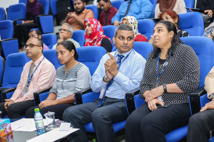 އޮގަސްޓް 16، 2018: އެމްއެންޔޫ ގައި މި އަހަރުގެ ދެވަނަ ސެމިސްޓާ ފެށުމުގެ ކުރިން ހުޅުވާލި ސްކޮލަޝިޕްތަކަށް ކުރިމަތިލި ދަރިވަރުންގެ ތެރެއިން، 21 ދަރިވަރަކަށް ސްކޮލަޝިޕްތައް ހަވާލުކުރުން -- ސަން ފޮޓޯ/ ފަޔާޒު މޫސާ
