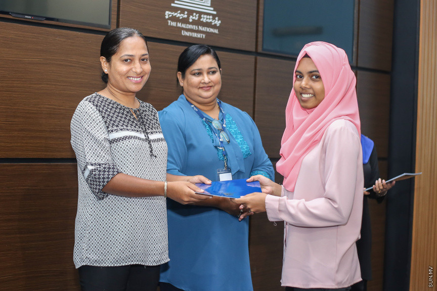 އޮގަސްޓް 16، 2018: އެމްއެންޔޫ ގައި މި އަހަރުގެ ދެވަނަ ސެމިސްޓާ ފެށުމުގެ ކުރިން ހުޅުވާލި ސްކޮލަޝިޕްތަކަށް ކުރިމަތިލި ދަރިވަރުންގެ ތެރެއިން، 21 ދަރިވަރަކަށް ސްކޮލަޝިޕްތައް ހަވާލުކުރުން -- ސަން ފޮޓޯ/ ފަޔާޒު މޫސާ