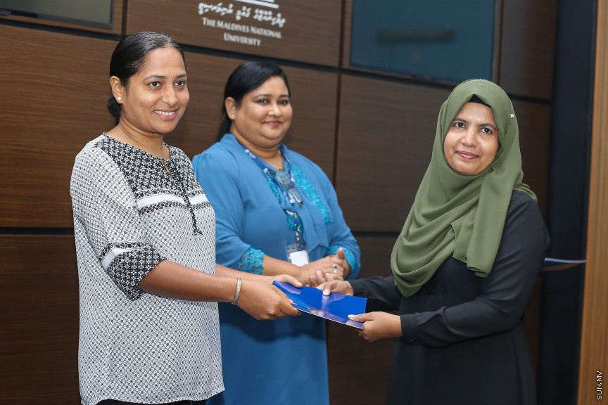 އޮގަސްޓް 16، 2018: އެމްއެންޔޫ ގައި މި އަހަރުގެ ދެވަނަ ސެމިސްޓާ ފެށުމުގެ ކުރިން ހުޅުވާލި ސްކޮލަޝިޕްތަކަށް ކުރިމަތިލި ދަރިވަރުންގެ ތެރެއިން، 21 ދަރިވަރަކަށް ސްކޮލަޝިޕްތައް ހަވާލުކުރުން -- ސަން ފޮޓޯ/ ފަޔާޒު މޫސާ