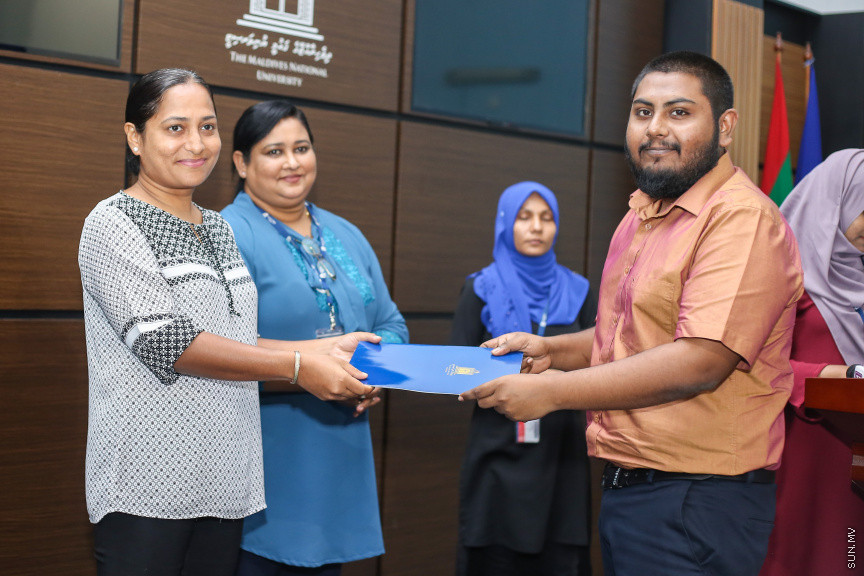 އޮގަސްޓް 16، 2018: އެމްއެންޔޫ ގައި މި އަހަރުގެ ދެވަނަ ސެމިސްޓާ ފެށުމުގެ ކުރިން ހުޅުވާލި ސްކޮލަޝިޕްތަކަށް ކުރިމަތިލި ދަރިވަރުންގެ ތެރެއިން، 21 ދަރިވަރަކަށް ސްކޮލަޝިޕްތައް ހަވާލުކުރުން -- ސަން ފޮޓޯ/ ފަޔާޒު މޫސާ