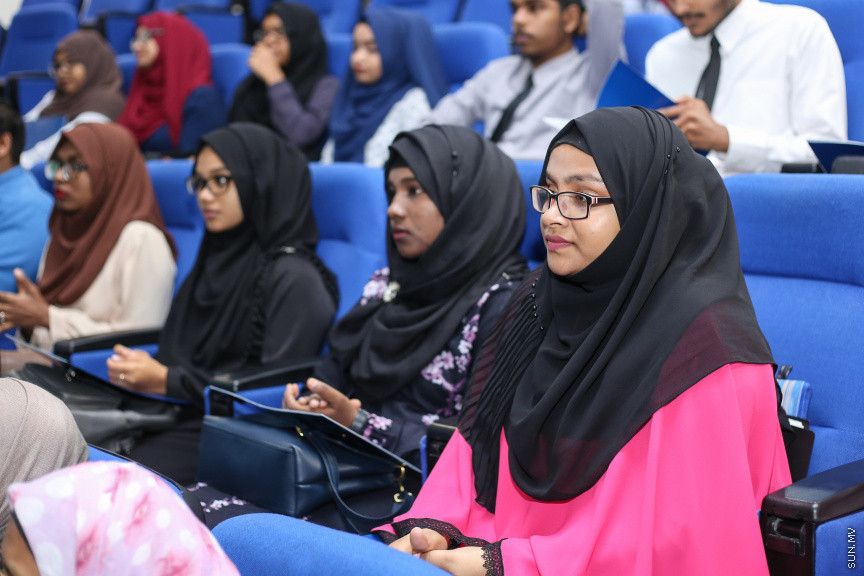 އޮގަސްޓް 16، 2018: އެމްއެންޔޫ ގައި މި އަހަރުގެ ދެވަނަ ސެމިސްޓާ ފެށުމުގެ ކުރިން ހުޅުވާލި ސްކޮލަޝިޕްތަކަށް ކުރިމަތިލި ދަރިވަރުންގެ ތެރެއިން، 21 ދަރިވަރަކަށް ސްކޮލަޝިޕްތައް ހަވާލުކުރުން -- ސަން ފޮޓޯ/ ފަޔާޒު މޫސާ