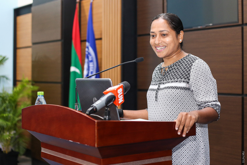 އޮގަސްޓް 16، 2018: އެމްއެންޔޫ ގައި މި އަހަރުގެ ދެވަނަ ސެމިސްޓާ ފެށުމުގެ ކުރިން ހުޅުވާލި ސްކޮލަޝިޕްތަކަށް ކުރިމަތިލި ދަރިވަރުންގެ ތެރެއިން، 21 ދަރިވަރަކަށް ސްކޮލަޝިޕްތައް ހަވާލުކުރުން -- ސަން ފޮޓޯ/ ފަޔާޒު މޫސާ