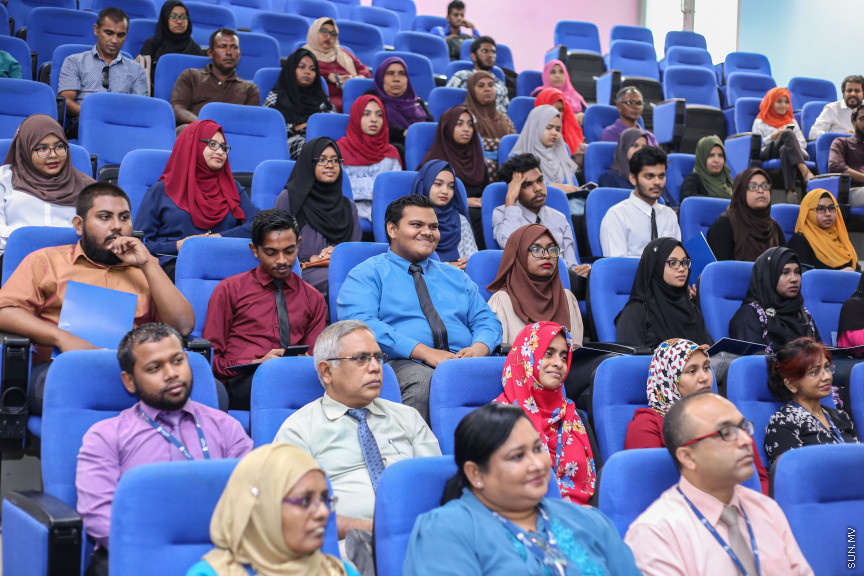 އޮގަސްޓް 16، 2018: އެމްއެންޔޫ ގައި މި އަހަރުގެ ދެވަނަ ސެމިސްޓާ ފެށުމުގެ ކުރިން ހުޅުވާލި ސްކޮލަޝިޕްތަކަށް ކުރިމަތިލި ދަރިވަރުންގެ ތެރެއިން، 21 ދަރިވަރަކަށް ސްކޮލަޝިޕްތައް ހަވާލުކުރުން -- ސަން ފޮޓޯ/ ފަޔާޒު މޫސާ
