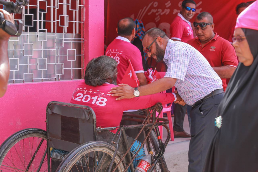 ރަަައީސުލް ޖުމްޙޫރިއްޔާގެ ރަނިންމޭޓް ޑރ. މުޙައްމަދު ޝަހީމް ޢަލީ ސަޢީދު ލ. އަތޮޅައް ކުރަށްވާ ދަތުރުގެ ތެރެއިން ރައްޔިތުންނާއި ސަލާމް ކުރުން --- ފޮޓޯ / ޕީޕީއެމް