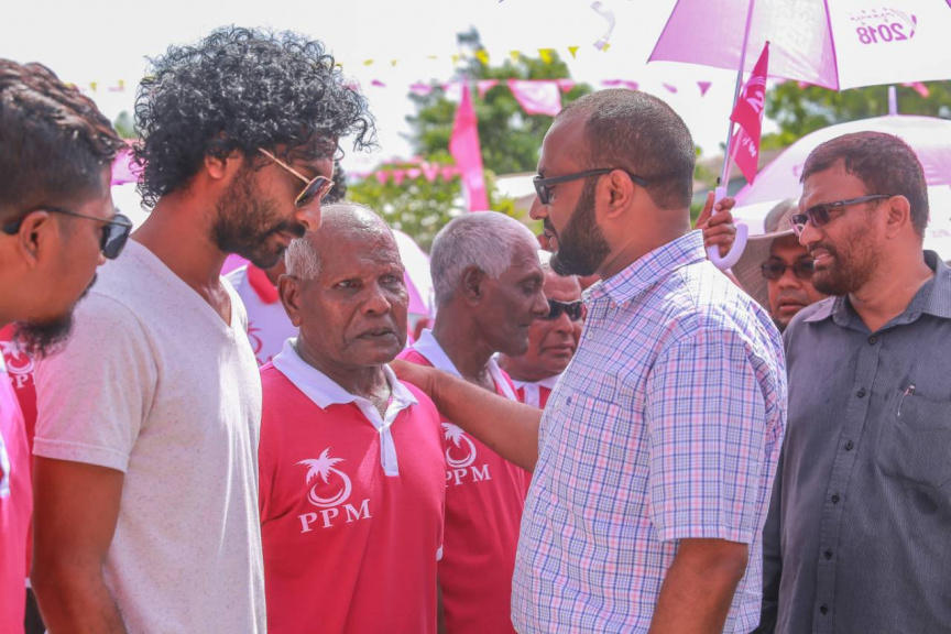 ރަަައީސުލް ޖުމްޙޫރިއްޔާގެ  ރަނިންމޭޓް ޑރ. މުޙައްމަދު ޝަހީމް ޢަލީ ސަޢީދު ލ. އަތޮޅައް ކުރަށްވާ ދަތުރުގެ ތެރެއިން ރައްޔިތުންނާއި ސަލާމް ކުރުން --- ފޮޓޯ / ޕީޕީއެމް