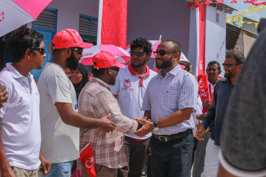 ރަަައީސުލް ޖުމްޙޫރިއްޔާގެ  ރަނިންމޭޓް ޑރ. މުޙައްމަދު ޝަހީމް ޢަލީ ސަޢީދު ލ. އަތޮޅައް ކުރަށްވާ ދަތުރުގެ ތެރެއިން ރައްޔިތުންނާއި ސަލާމް ކުރުން --- ފޮޓޯ / ޕީޕީއެމް
