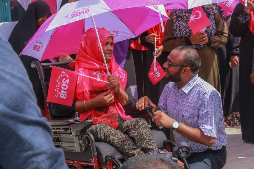 ރަަައީސުލް ޖުމްޙޫރިއްޔާގެ  ރަނިންމޭޓް ޑރ. މުޙައްމަދު ސަޙީމް ޢަލީ ޝަހީމް ލ. އަތޮޅައް ކުރަށްވާ ދަތުރުގެ ތެރެއިން ރައްޔިތުންނާއި ސަލާމް ކުރުން --- ފޮޓޯ / ޕީޕީއެމް