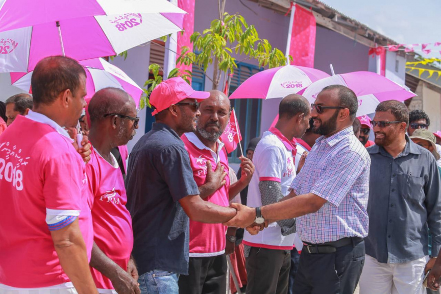ރަަައީސުލް ޖުމްޙޫރިއްޔާގެ  ރަނިންމޭޓް ޑރ. މުޙައްމަދު ޝަހީމް ޢަލީ ސަޢީދު ލ. އަތޮޅައް ކުރަށްވާ ދަތުރުގެ ތެރެއިން ރައްޔިތުންނާއި ސަލާމް ކުރުން --- ފޮޓޯ / ޕީޕީއެމް