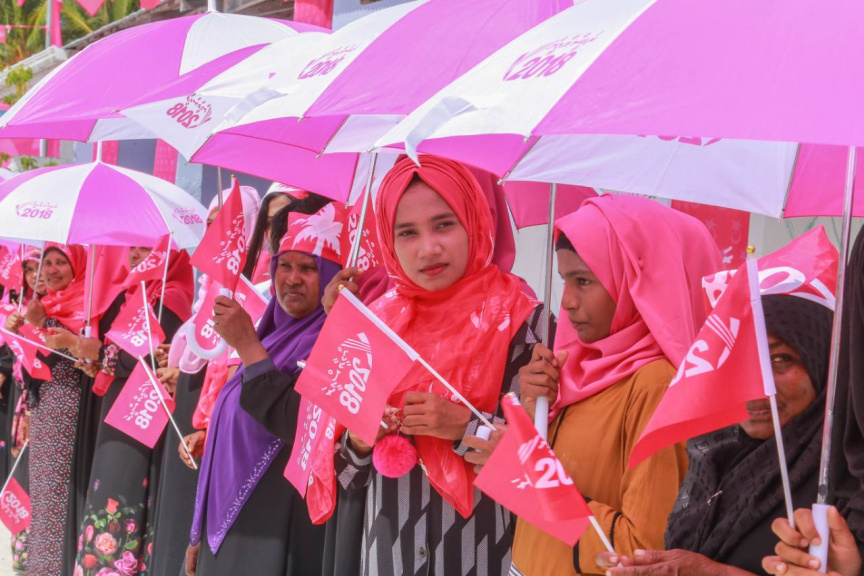 ރަަައީސުލް ޖުމްޙޫރިއްޔާގެ  ރަނިންމޭޓް ޑރ. މުޙައްމަދު ޝަހީމް ޢަލީ ސަޢީދު ލ. އަތޮޅައް ކުރަށްވާ ދަތުރުގައި ރައްޔިތުން  މަރުޙަބާ ކިޔަން ނިކުމެ --- ފޮޓޯ / ޕީޕީއެމް