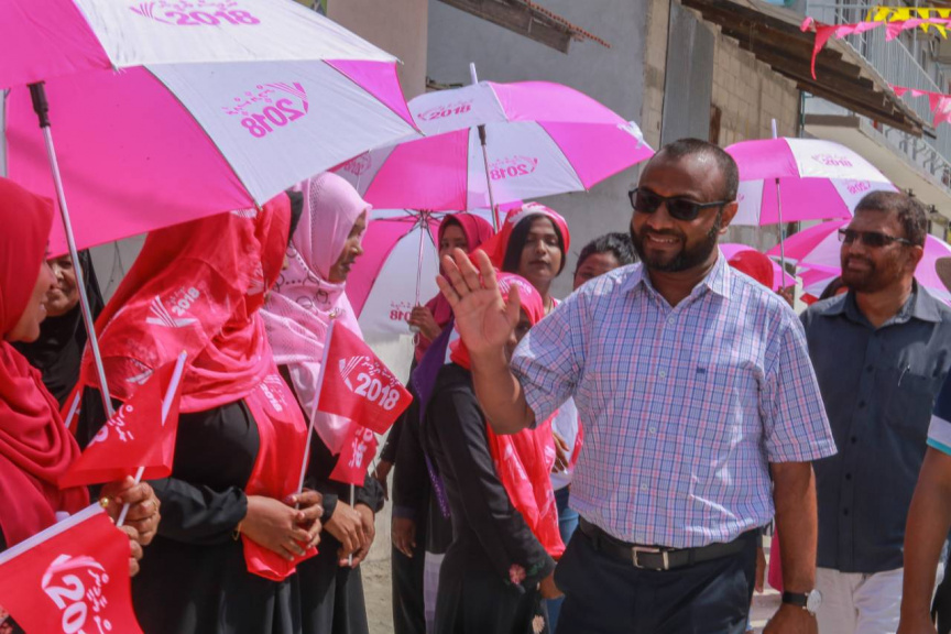ރަަައީސުލް ޖުމްޙޫރިއްޔާގެ  ރަނިންމޭޓް ޑރ. މުޙައްމަދު ސަޙީމް ޢަލީ ސަޢީދު ލ. އަތޮޅައް ކުރަށްވާ ދަތުރުގައި ރައްޔިތުން މަރުހަބާ ކިޔަން ނިކުމެ --- ފޮޓޯ / ޕީޕީއެމް
