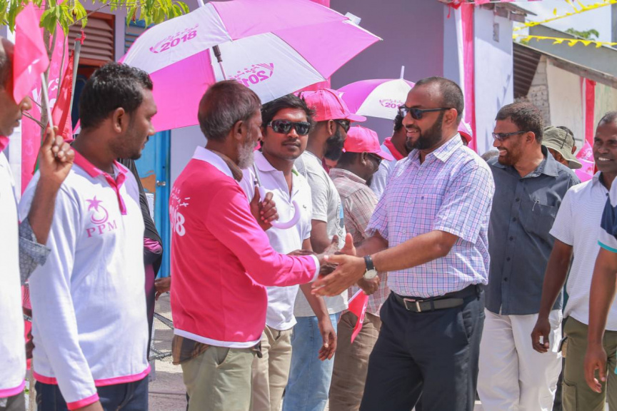 ރަަައީސުލް ޖުމްޙޫރިއްޔާގެ  ރަނިންމޭޓް ޑރ. މުޙައްމަދު ޝަހީމް ޢަލީ ސަޢީދު ލ. އަތޮޅައް ކުރަށްވާ ދަތުރުގެ ތެރެއިން ރައްޔިތުންނާއި ސަލާމް ކުރުން --- ފޮޓޯ / ޕީޕީއެމް