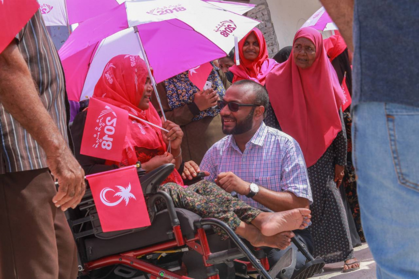 ރަަައީސުލް ޖުމްޙޫރިއްޔާގެ  ރަނިންމޭޓް ޑރ. މުޙައްމަދު ޝަހީމް ޢަލީ ސަޢީދު ލ. އަތޮޅައް ކުރަށްވާ ދަތުރުގެ ތެރެއިން ރައްޔިތުންނާއި ސަލާމް ކުރުން --- ފޮޓޯ / ޕީޕީއެމް