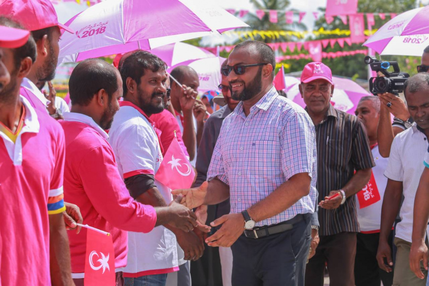 ރަަައީސުލް ޖުމްޙޫރިއްޔާގެ  ރަނިންމޭޓް ޑރ. މުޙައްމަދު ޝަހީމް ޢަލީ ޝަހީމް ލ. އަތޮޅައް ކުރަށްވާ ދަތުރުގެ ތެރެއިން ރައްޔިތުންނާއި ސަލާމް ކުރުން --- ފޮޓޯ / ޕީޕީއެމް