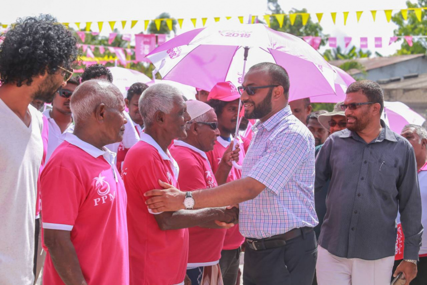 ރަަައީސުލް ޖުމްޙޫރިއްޔާގެ  ރަނިންމޭޓް ޑރ. މުޙައްމަދު ޝަހީމް ޢަލީ ސަޢީދު ލ. އަތޮޅައް ކުރަށްވާ ދަތުރުގެ ތެރެއިން ރައްޔިތުންނާއި ސަލާމް ކުރުން --- ފޮޓޯ / ޕީޕީއެމް