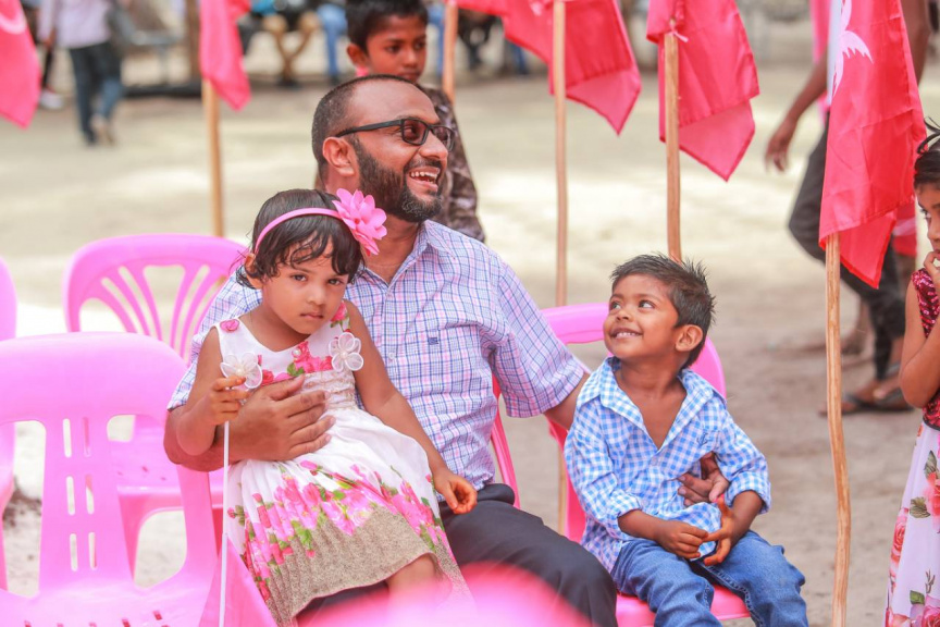 ރަަައީސުލް ޖުމްޙޫރިއްޔާގެ  ރަނިންމޭޓް ޑރ. މުޙައްމަދު ޝަހީމް ޢަލީ ސަޢީދު ލ. އަތޮޅައް ކުރަށްވާ ދަތުރުގެ ތެރެއިން ކުޑަކުދިންނާއި އެކު --- ފޮޓޯ / ޕީޕީއެމް