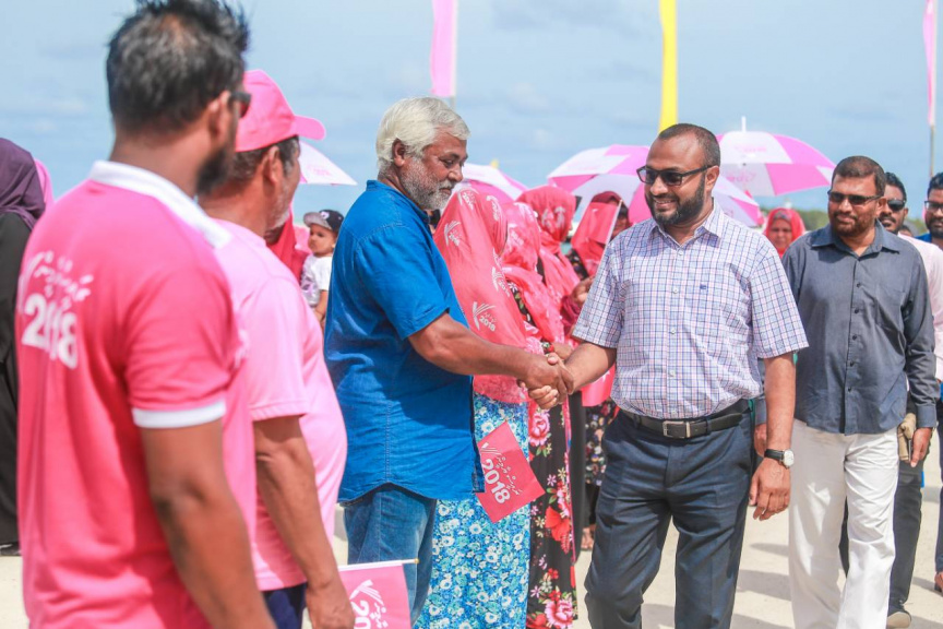 ރަަައީސުލް ޖުމްޙޫރިއްޔާގެ  ރަނިންމޭޓް ޑރ. މުޙައްމަދު ޝަހީމް ޢަލީ ސަޢީދު ލ. އަތޮޅައް ކުރަށްވާ ދަތުރުގެ ތެރެއިން ރައްޔިތުންނާއި ސަލާމް ކުރުން --- ފޮޓޯ / ޕީޕީއެމް