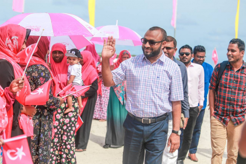 ރަަައީސުލް ޖުމްޙޫރިއްޔާގެ  ރަނިންމޭޓް ޑރ. މުޙައްމަދު ޝަހީމް ޢަލީ ސަޢީދު ލ. އަތޮޅައް ކުރަށްވާ ދަތުރުގެ ތެރެއިން ކުޑަކުދިންނާއި އެކު --- ފޮޓޯ / ޕީޕީއެމް