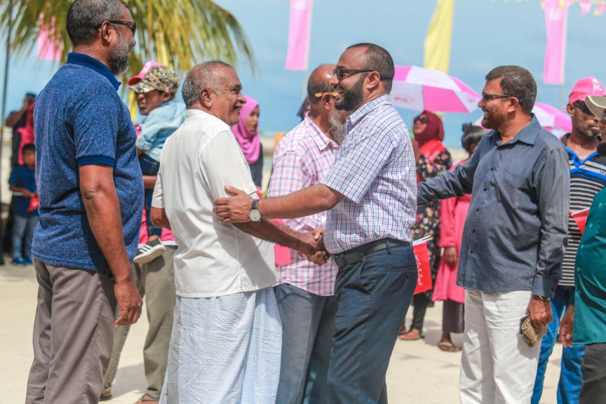 ރަަައީސުލް ޖުމްޙޫރިއްޔާގެ  ރަނިންމޭޓް ޑރ. މުޙައްމަދު ޝަހީމް ޢަލީ ސަޢީދު ލ. އަތޮޅައް ކުރަށްވާ ދަތުރުގެ ތެރެއިން ރައްޔިތުންނާއި ސަލާމް ކުރުން --- ފޮޓޯ / ޕީޕީއެމް