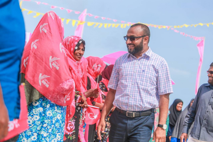 ރަަައީސުލް ޖުމްޙޫރިއްޔާގެ  ރަނިންމޭޓް ޑރ. މުޙައްމަދު ޝަހީމް ޢަލީ ސަޢީދު ލ. އަތޮޅައް ކުރަށްވާ ދަތުރުގައި ރައްޔިތުން މަރުޙަބާ ކިޔަން ނިކުމެ --- ފޮޓޯ / ޕީޕީއެމް